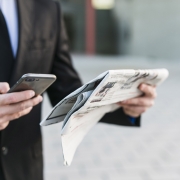 homme-affaires-aide-son-telephone-portable