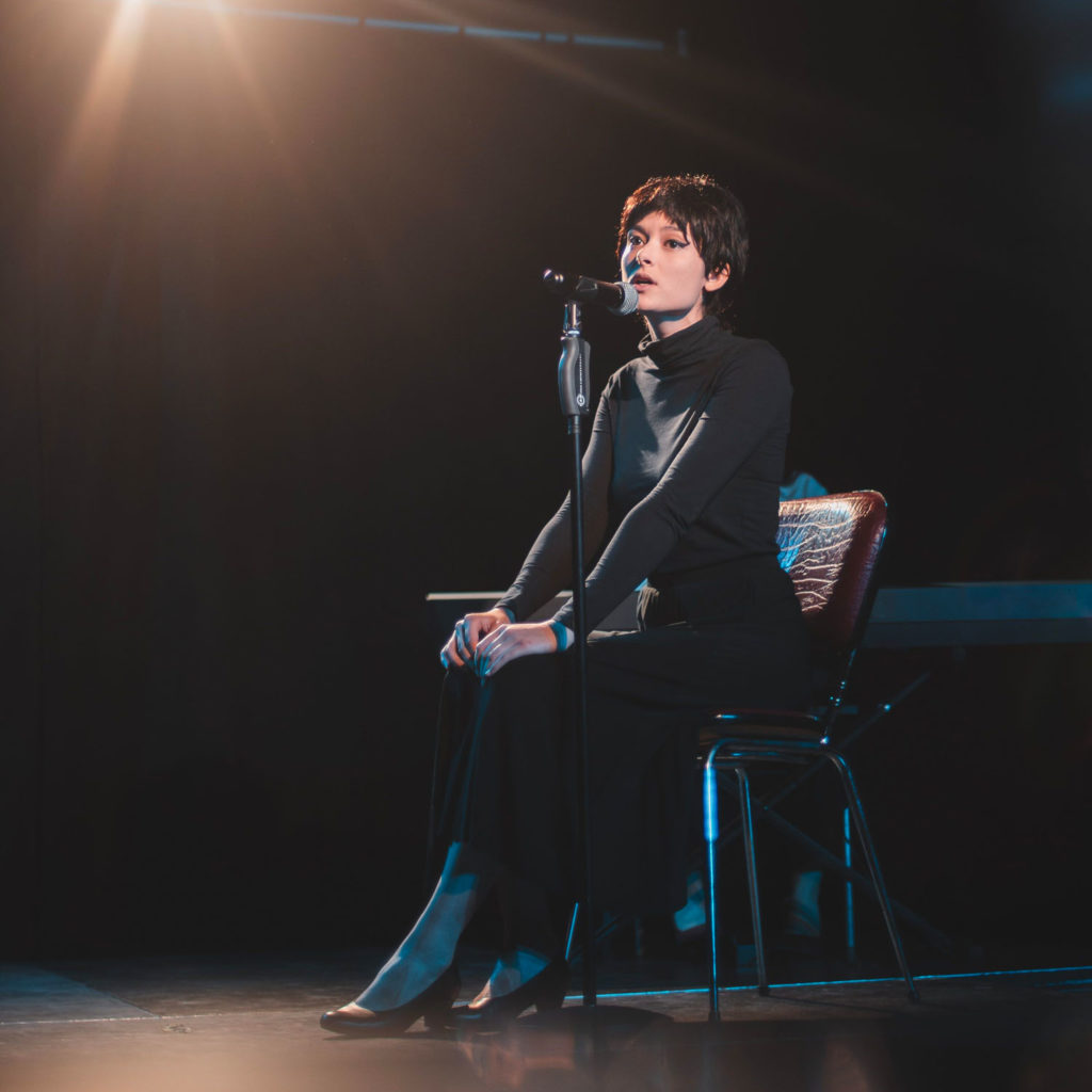 Komidi 2026 – Le piaf noir